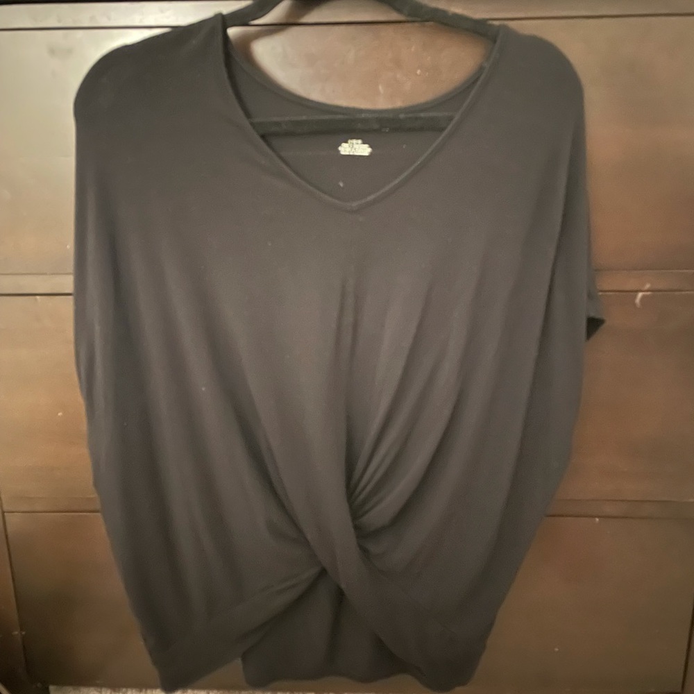 black AE tee w cute twist detail